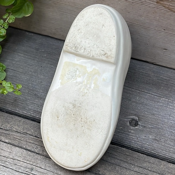 Vintage White Pottery Baby Shoe and Bassinet Indoor Planters :: Lot of 2 - Picture 6 of 16